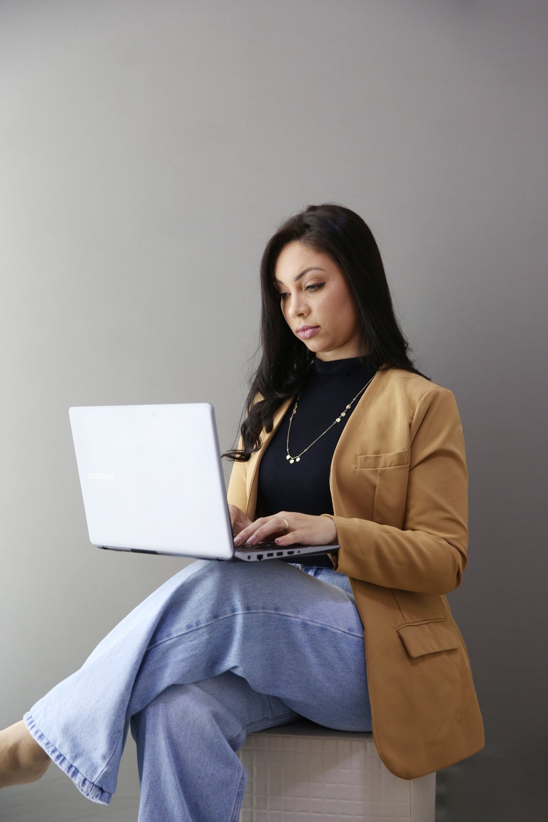 Tatiane Amâncio com notebook